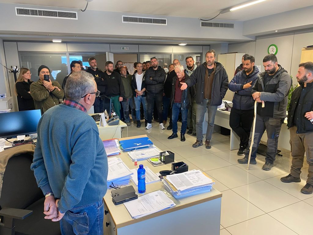 Με τρακτέρ και πορτοκάλια στην είσοδο η κατάληψη στα γραφεία του ΕΛΓΑ από τους αγρότες της Αρκαδίας και Μεσσηνίας