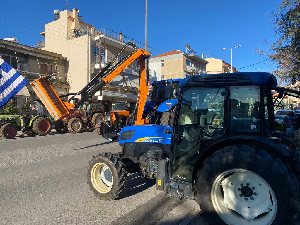 Με τρακτέρ και πορτοκάλια στην είσοδο η κατάληψη στα γραφεία του ΕΛΓΑ από τους αγρότες της Αρκαδίας και Μεσσηνίας