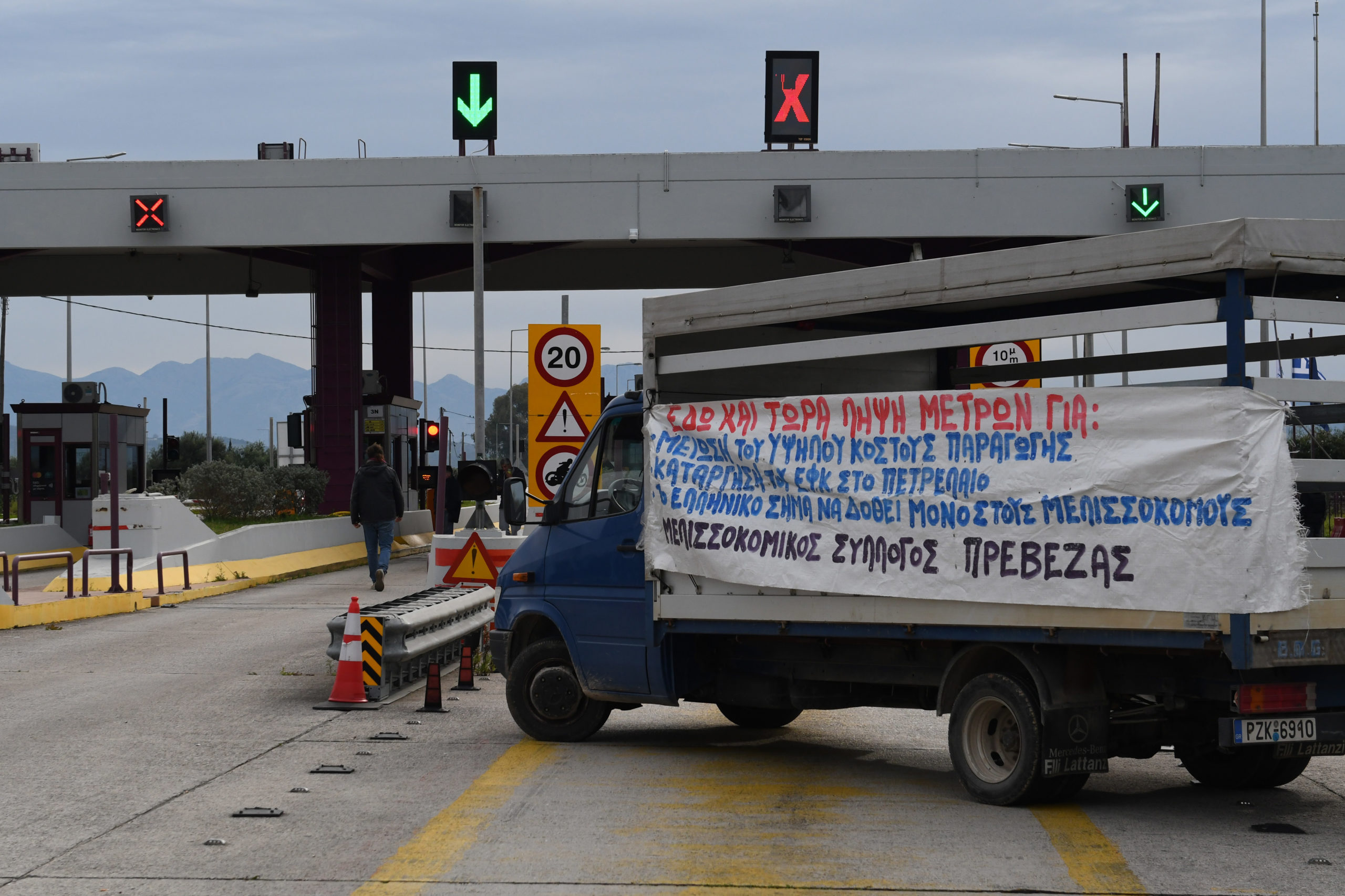 ΑΓΡΟΤΕΣ ΑΠΟ ΤΟ ΜΠΛΟΚΟ ΤΟΥ ΛΟΥΡΟΥ ΑΝΟΙΞΑΝ ΤΑ ΔΙΟΔΙΑ ΤΟΥ ΑΚΤΙΟΥ
