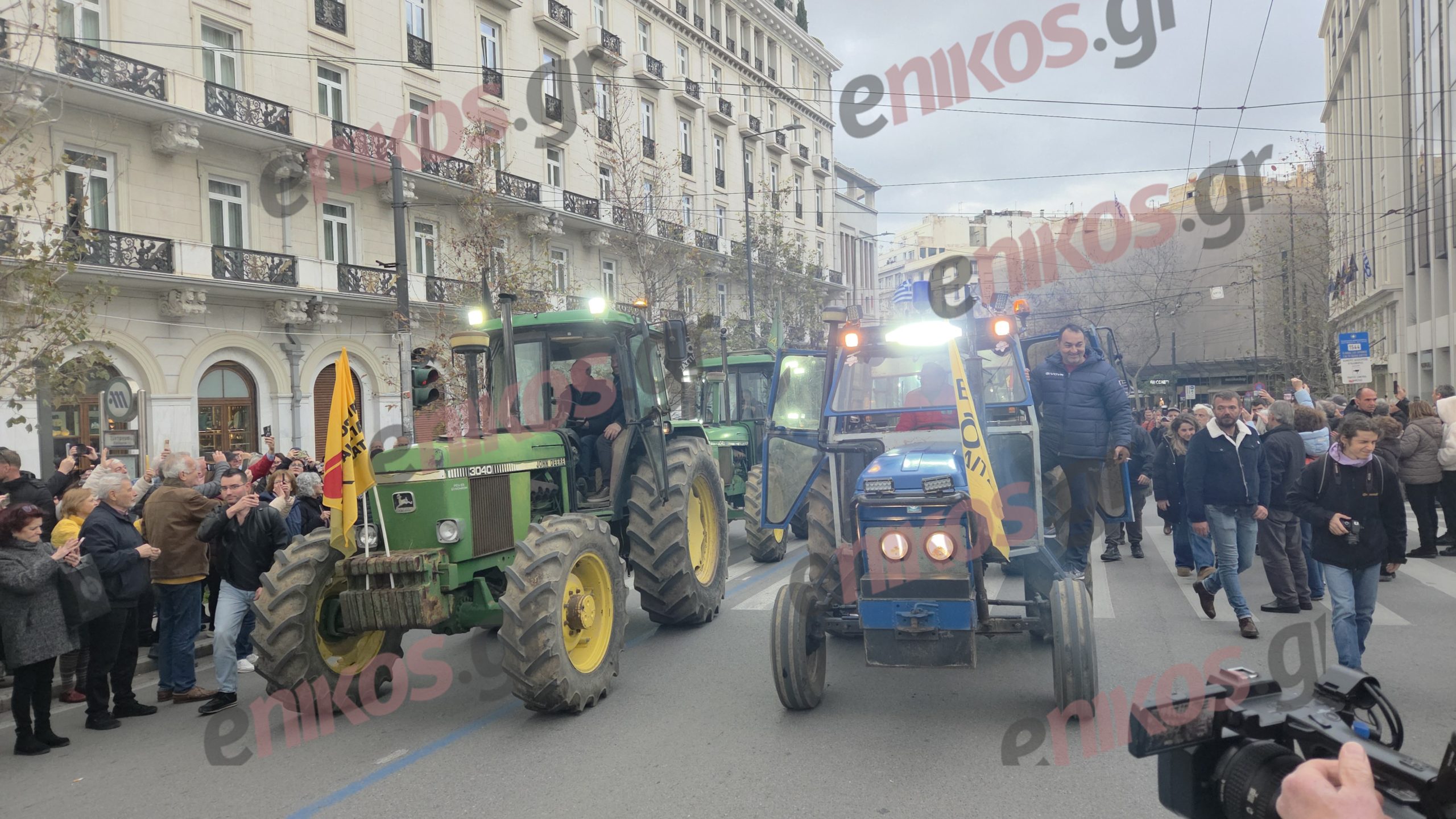 Αγρότες, τρακτέρ, Σύνταγμα