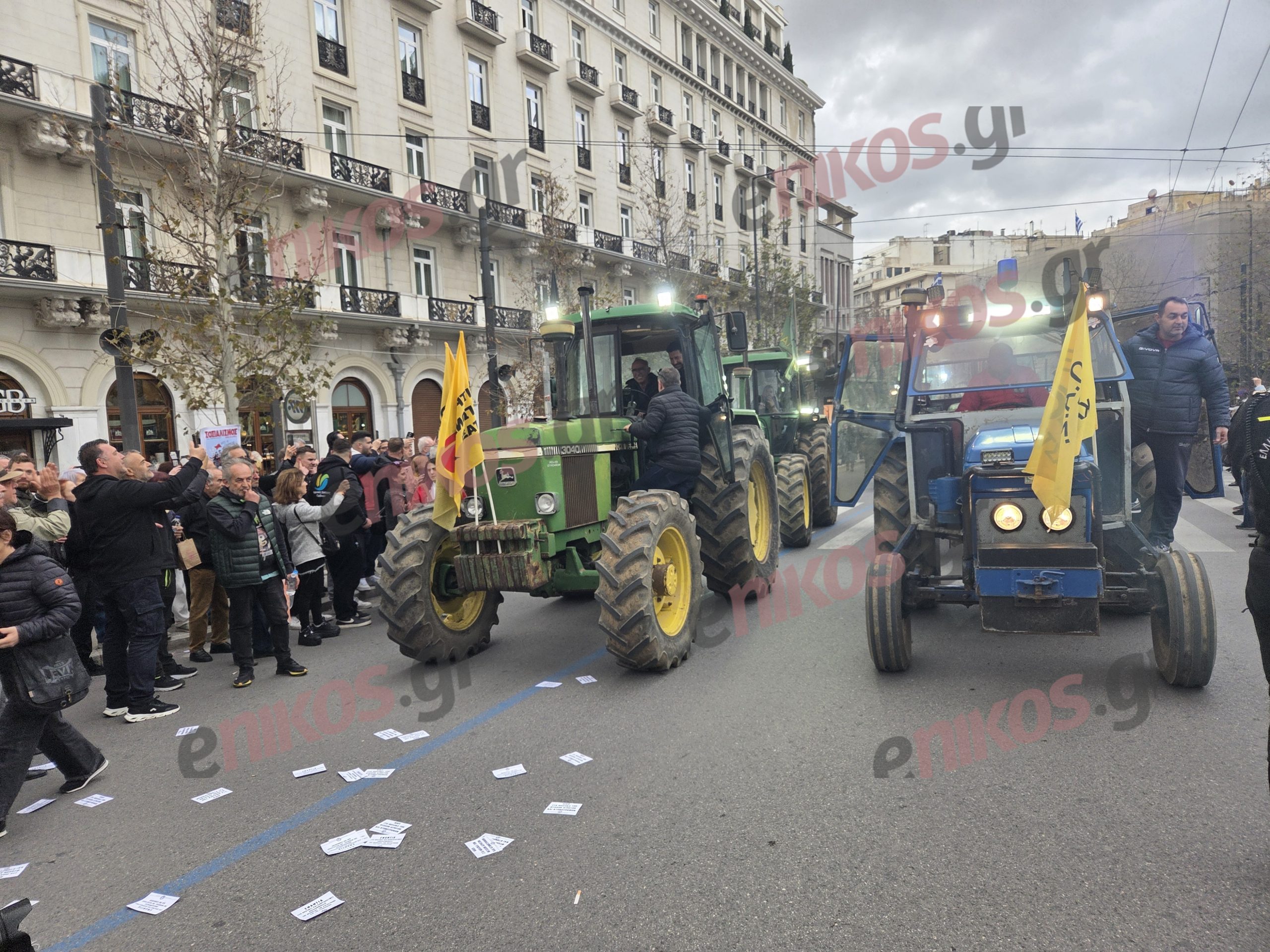 Αγρότες, τρακτέρ, Σύνταγμα