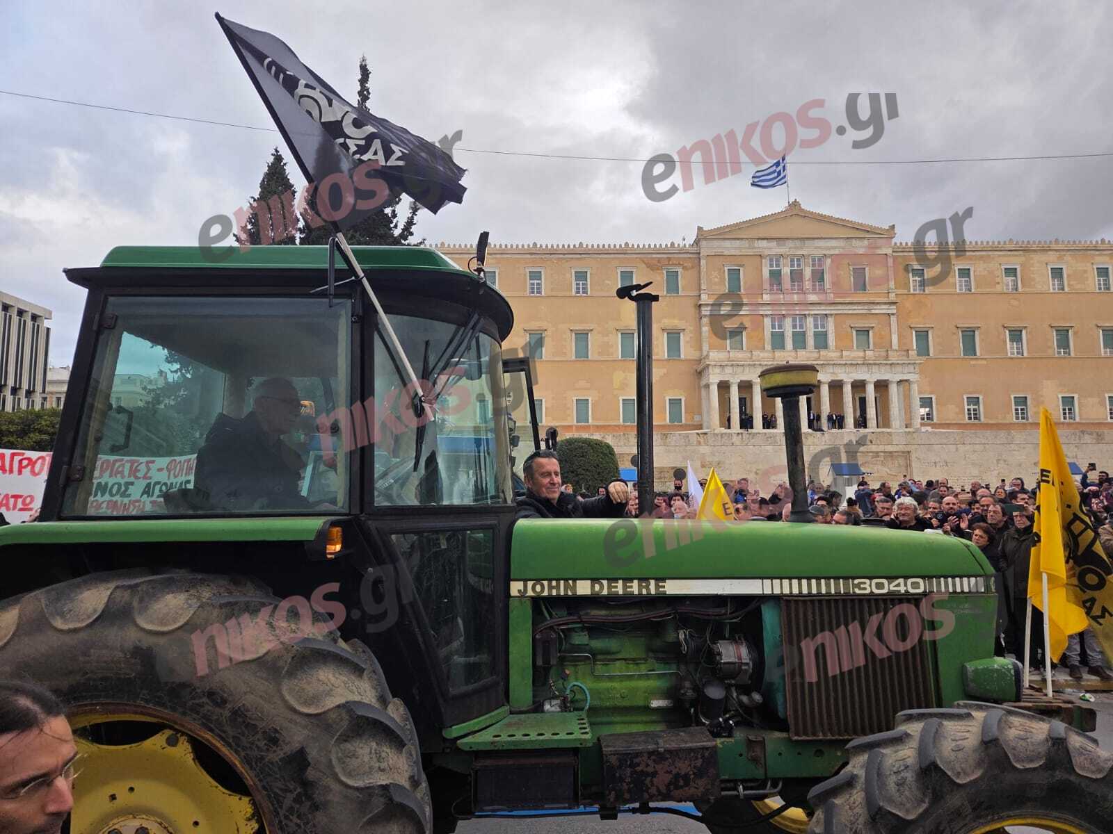 Αγρότες, τρακτέρ, Σύνταγμα