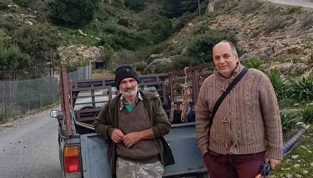 Ο Βασίλης, ο τελευταίος βοσκός δίπλα στην Καλαμάτα, και μια ζωή που αρνήθηκε να αλλάξει